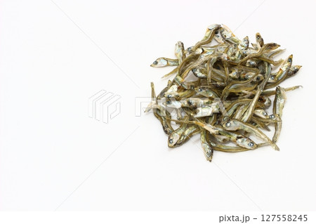 輝くいりこ、伝統的な日本の食材 127558245