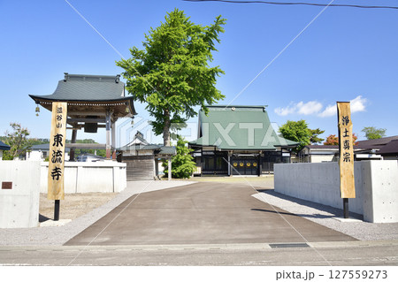 初夏の北海道八雲町で温谷山東流寺境内の風景を撮影 127559273