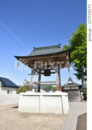 初夏の北海道八雲町で温谷山東流寺境内の風景を撮影 127559274