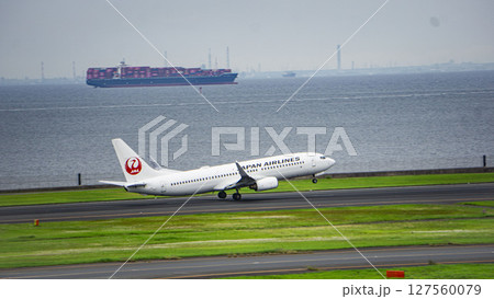 JAL機の離陸とコンテナ船 127560079