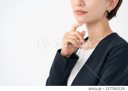 悩んでいる女性の口元　パーツ 127560126