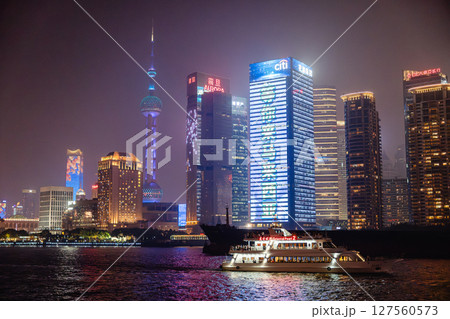 上海 外滩 バンドの夜景 黄浦江ライトアップ 上海 外滩 バンドの夜景 黄浦江ライトアップ 127560573