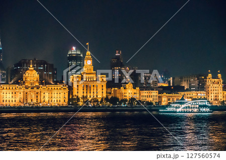 上海　外滩　バンドの夜景　黄浦江ライトアップ 127560574