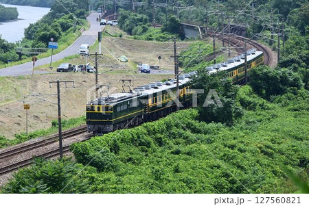 サロンカーなにわ 岡山県大河吉井川を背景に 山陽本線を行く サロンカーなにわ 岡山県大河吉井川を背景に 山陽本線を行く 127560821