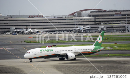 駐機場に向かうエバー航空 羽田空港 駐機場に向かうエバー航空 羽田空港 127561005