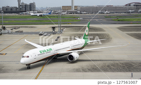 駐機場に向かうエバー航空 羽田空港 駐機場に向かうエバー航空 羽田空港 127561007