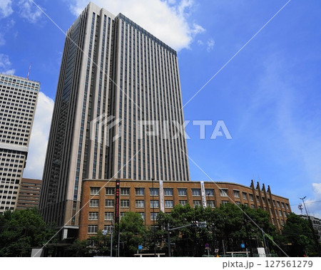 青空に映える高層ビル　6月港区2028文部科学省と合同庁舎7号館東館 127561279