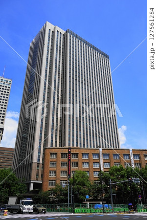 青空に映える高層ビル 6月港区2033文部科学省と合同庁舎7号館東館 青空に映える高層ビル 6月港区2033文部科学省と合同庁舎7号館東館 127561284