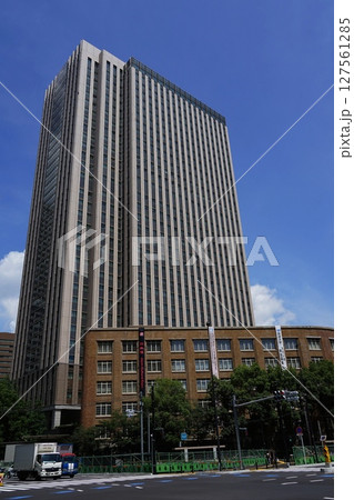 青空に映える高層ビル　6月港区2034文部科学省と合同庁舎7号館東館 127561285