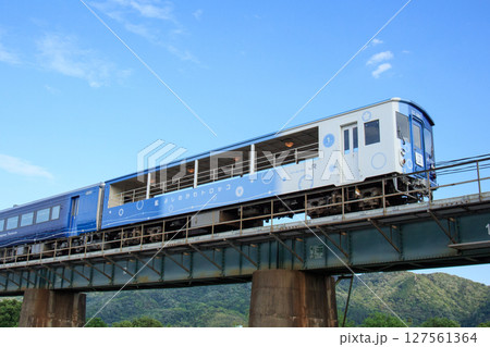 鮎喰川橋梁を渡る「藍よしのがわトロッコ」（JR四国） 127561364