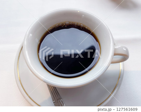 ホットコーヒー 湯気立つ温かいブラックコーヒー 127561609