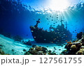 夕焼けに染まる海、深海に沈む難破船 127561755