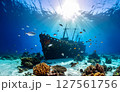 夕焼けに染まる海、深海に沈む難破船 127561756