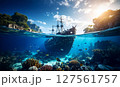 夕焼けに染まる海、深海に沈む難破船 127561757