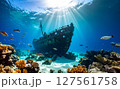 夕焼けに染まる海、深海に沈む難破船 127561758