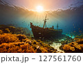 夕焼けに染まる海、深海に沈む難破船 127561760