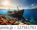 夕焼けに染まる海、深海に沈む難破船 127561761