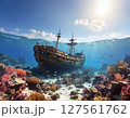 夕焼けに染まる海、深海に沈む難破船 127561762