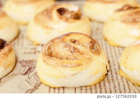 お家で作った焼きたてのパンです 127562039