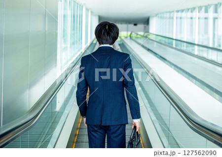 歩く若い男性 127562090