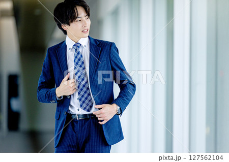 スーツ姿の若いビジネスマン スーツ姿の若いビジネスマン 127562104