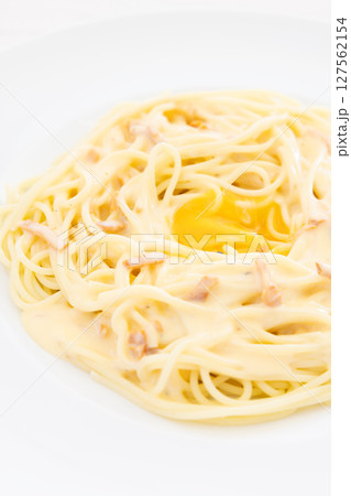 おいしい生卵のせカルボナーラパスタ 127562154