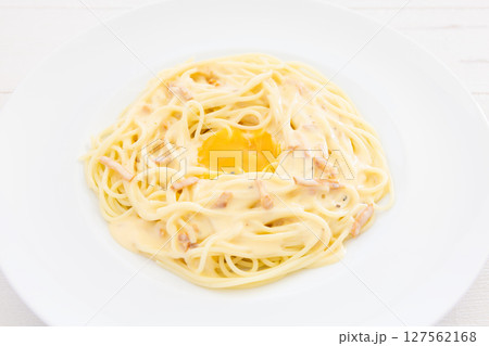 おいしい生卵のせカルボナーラパスタ 127562168