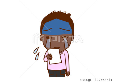 （上半身正面）通知の紙を見て真っ青になり泣き出すアフリカ系少年 127562714