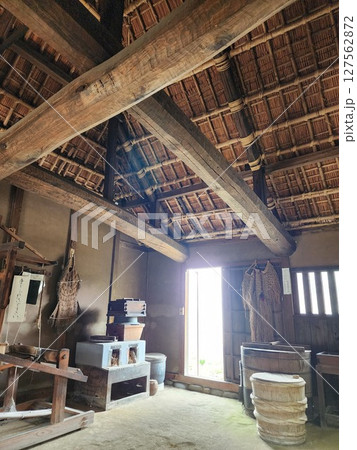 屋根　梁　伝統　日本家屋　土間　田中正造　生家 127562872