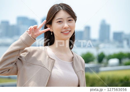 ピースをする女性 127563056