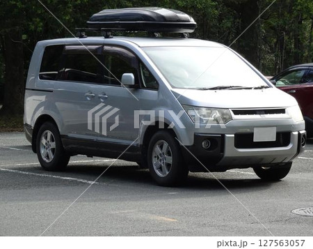 駐車場に停めた乗用車(ルーフボックス付き 三菱・デリカD:5) 駐車場に停めた乗用車(ルーフボックス付き 三菱・デリカD:5) 127563057