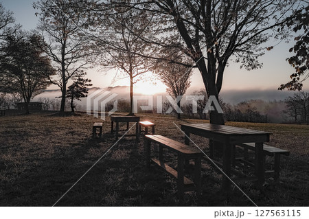幻想的な朝日に照らされる机 127563115