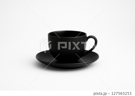 白い背景に置かれたシンプルな黒いティーカップ 白い背景に置かれたシンプルな黒いティーカップ 127563253