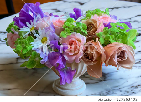 テーブルに飾ったフラワーアレンジメント 127563405