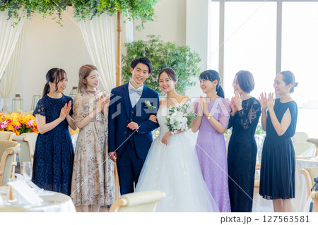 ウェディングイメージ　乾杯 127563581