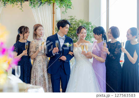 ウェディングイメージ　乾杯 127563583