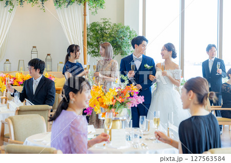 ウェディングイメージ　乾杯 127563584