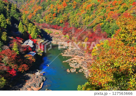 【京都府】晴天の紅葉の保津川下り(嵐山 桂川 嵐峡) 【京都府】晴天の紅葉の保津川下り(嵐山 桂川 嵐峡) 127563666