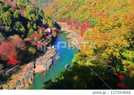 【京都府】晴天の紅葉の保津川下り（嵐山　桂川　嵐峡） 127563668