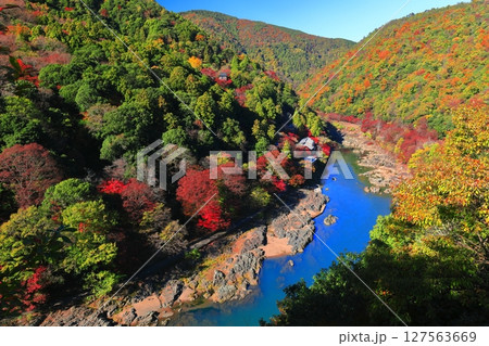 【京都府】晴天の紅葉の保津川下り（嵐山　桂川　嵐峡） 127563669