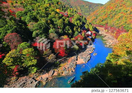 【京都府】晴天の紅葉の保津川下り(嵐山 桂川 嵐峡) 【京都府】晴天の紅葉の保津川下り(嵐山 桂川 嵐峡) 127563671