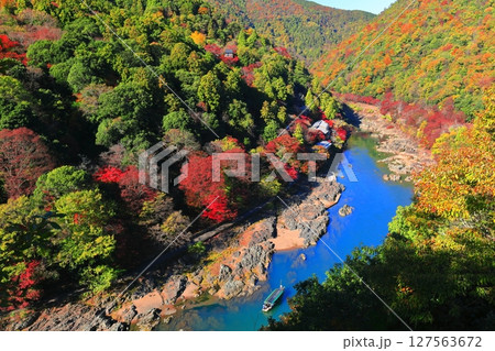 【京都府】晴天の紅葉の保津川下り（嵐山　桂川　嵐峡） 127563672