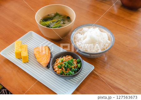 ご飯と味噌汁が嬉しい、栄養たっぷりの和朝食 ご飯と味噌汁が嬉しい、栄養たっぷりの和朝食 127563673