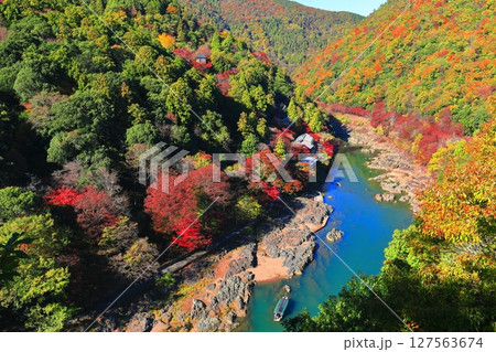 【京都府】晴天の紅葉の保津川下り(嵐山 桂川 嵐峡) 【京都府】晴天の紅葉の保津川下り(嵐山 桂川 嵐峡) 127563674