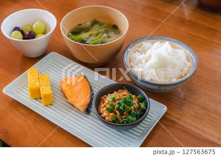 ご飯と味噌汁が嬉しい、栄養たっぷりの和朝食 ご飯と味噌汁が嬉しい、栄養たっぷりの和朝食 127563675
