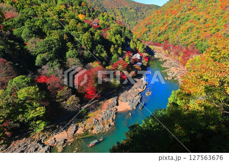 【京都府】晴天の紅葉の保津川下り（嵐山　桂川　嵐峡） 127563676