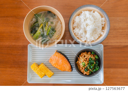 ご飯と味噌汁が嬉しい、栄養たっぷりの和朝食 ご飯と味噌汁が嬉しい、栄養たっぷりの和朝食 127563677