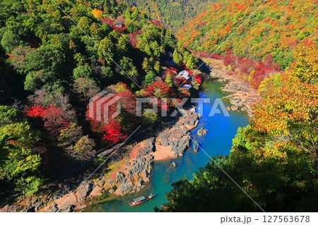 【京都府】晴天の紅葉の保津川下り（嵐山　桂川　嵐峡） 127563678