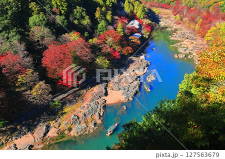 【京都府】晴天の紅葉の保津川下り（嵐山　桂川　嵐峡） 127563679