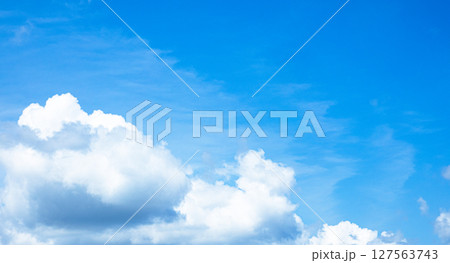 青空と白い雲のシンプルな風景 127563743